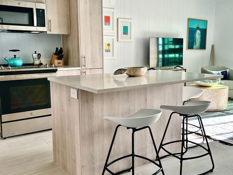 Dining (The large, modern countertop is ideal for both preparing meals & eating)