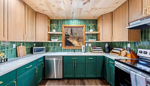 This fully equipped luxury kitchen is made for memorable moments—brewing morning coffee, cooking family favorites, or blending the perfect post-workout protein shake. A warm, inviting space where meals, laughter, and connection come naturally.