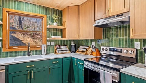 This fully equipped luxury kitchen is made for memorable moments—brewing morning coffee, cooking family favorites, or blending the perfect post-workout protein shake. A warm, inviting space where meals, laughter, and connection come naturally.
