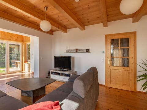 Room, Property, Ceiling, Furniture, Building, Interior Design, Wood Flooring, Living Room, House, Floor