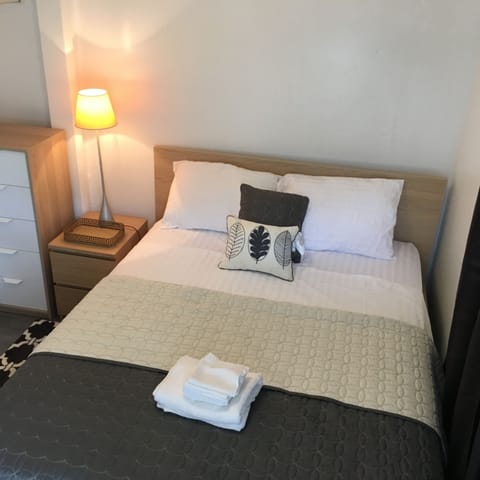 Clean private studio, Safe-quiet neighborhood.enough space for luggage. 