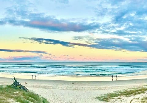 5 minute drive to beautiful, dog friendly Patchs’ Beach !!