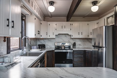 Fully equipped kitchen with new appliance- all new cookware - everything!