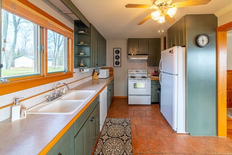 PFully equipped kitchen