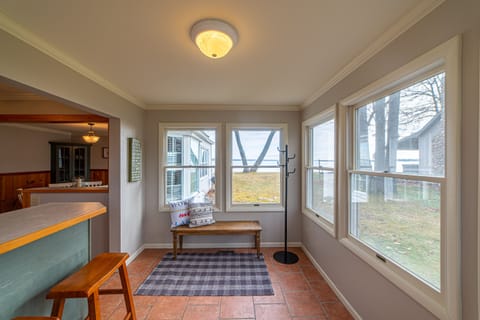 Spacious entryway/mud room with breakfast bar
