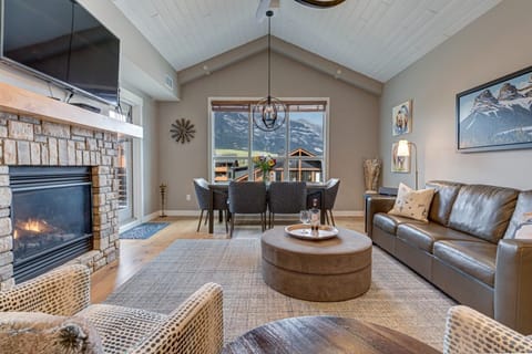 Welcome to White Spruce Lodge - Penthouse Suite 402!