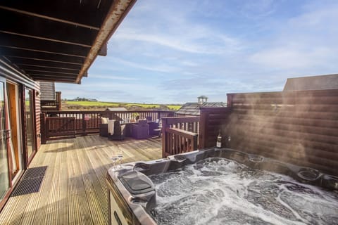 Outdoor decking area, hot tub, seating area - Lodge 40, Retallack