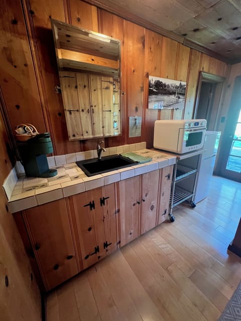 Kitchenette: Lots of kitchen appliances included! (see description)