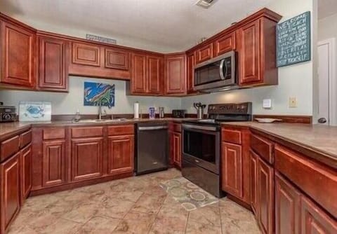 Fully Stocked Cook’s Kitchen, Gumbo pot Roaster Pan, Wok, Griddle, Baking Dishes