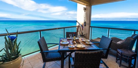 Stunning panoramic balcony.  See turtles, dolphins, whales from the lanai.