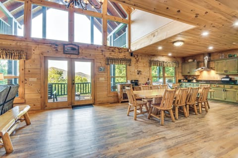 Dining Area | Dishware/Flatware Provided
