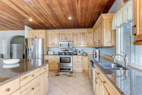 smaller oven on the bottom making it a double oven!