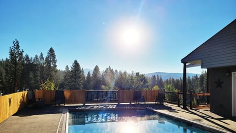 Year round comfort! Pool Temps kept around 92° in summer and 103° in winter.