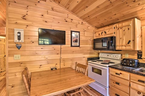 Dining Area | Dishware/Flatware Provided