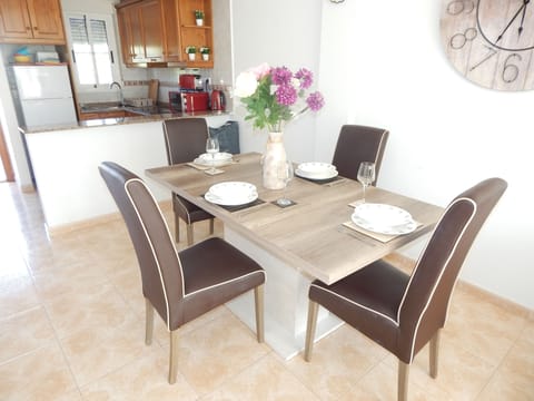 Dining & kitchen area