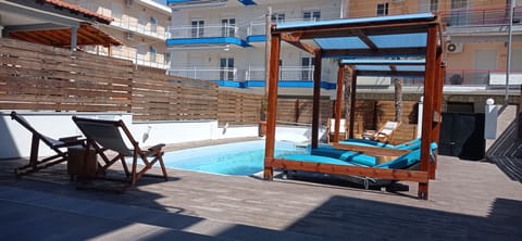 Πισίνα και ξαπλώστρες 