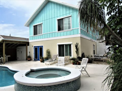 Guest have access to the first floor which opens directly to private pool area.