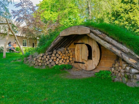 Plant, Thatching, Plant Community, Tree, Building, Wood, Land Lot, House, Natural Landscape, Biome