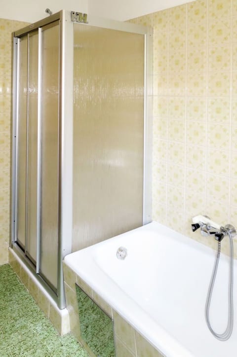 Bathtub, Property, Plumbing Fixture, Tap, Rectangle, Wood, Interior Design, Shade, Door