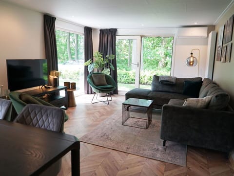 Table, Furniture, Property, Couch, Picture Frame, Wood, Comfort, Interior Design, Plant, Floor