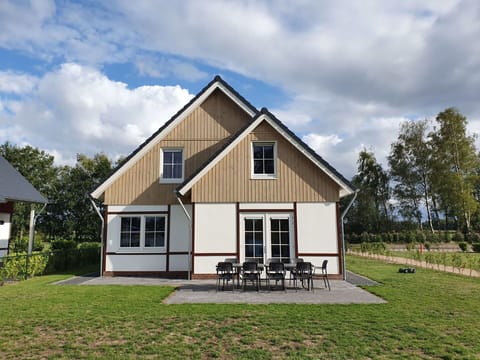 Roof, House, Cottage, Home, Land Lot, Siding, Farmhouse, Lawn, Estate, Porch