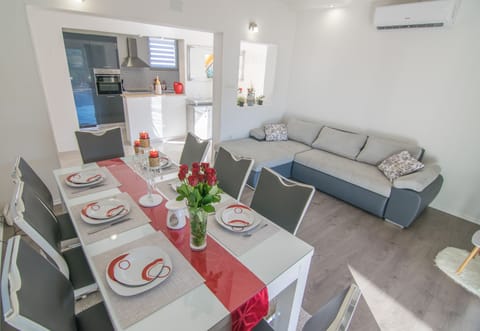 Dinning room for up 8 persons