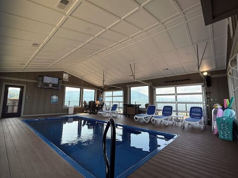 Open the garage doors in the pool house to enjoy those beautiful Mountain Views!