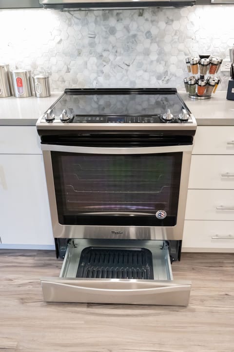 Full-sized, ceramic-top electric range