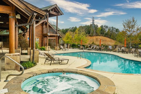 Common pool with lounge chair 9-1030
Seasonal Weather permitting in May-Sept