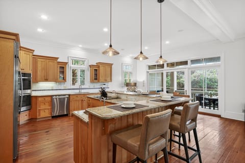 Fully Equipped Kitchen with Extra Table and Bar Stools