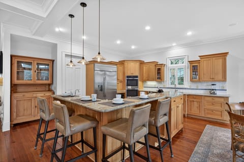 Fully Equipped Kitchen with Extra Table and Bar Stools