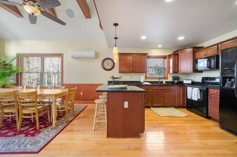 WELL EQUIPPED KITCHEN
