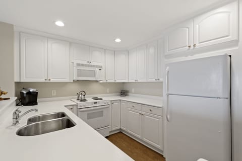 Kitchen | 1866 Beachside Tennis - Kitchen | 1866 Beachside Tennis