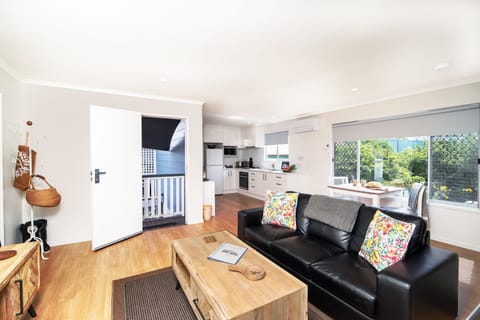 Little Bank House - A boutique 2 bedroom apartment.