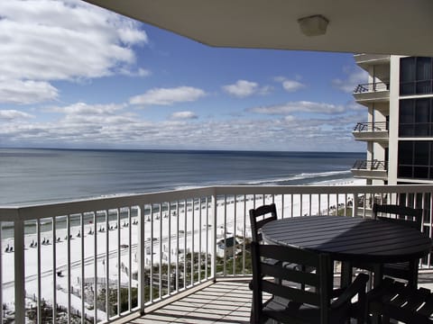 Balcony with table and 6 
chairs for eating outside

