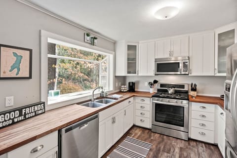 Fully equipped kitchen awaits!