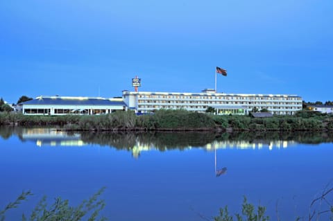 Just off the banks of the Snake River and 1.6 km from the Museum of Idaho