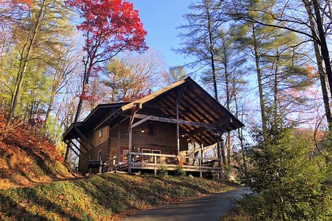 Welcome to your perfect Log Cabin Mountain Vacation!
