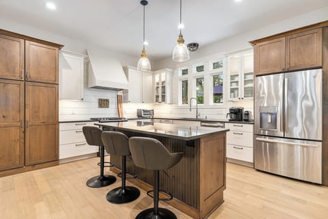 Everything you need to prepare and serve meals for everyone. Service for 12+ ppl