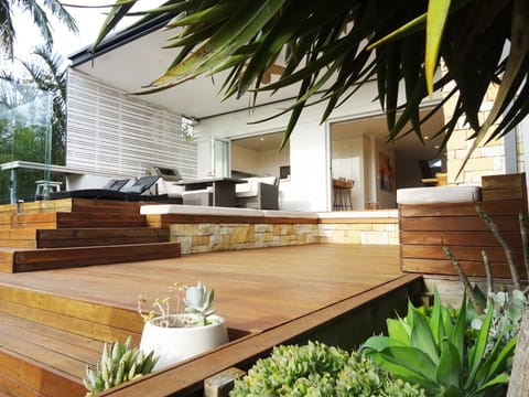 Entertaining deck with built in BBQ
