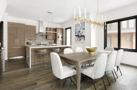 Great space for socializing - dining and kitchen areas adjacent.