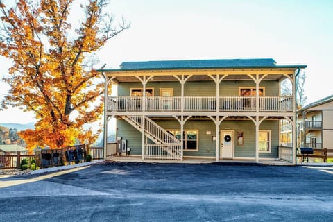 Located within 5 mins of Dollywood and no step entrance with plenty of flat parking!