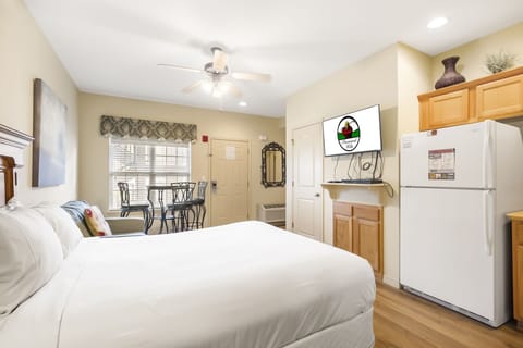 Queen Bed, Cable TV, Galley Style Kitchen