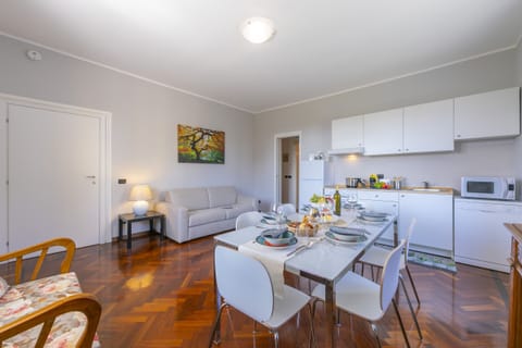 The kitchen with the dinner table