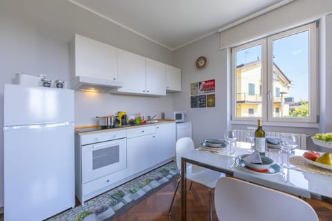 The fully equipped kitchen with oven, cooker hb, microwave and dishwasher