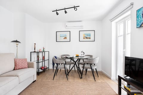 Comfortable and bright apartment with Air Conditioning (heat and cold)