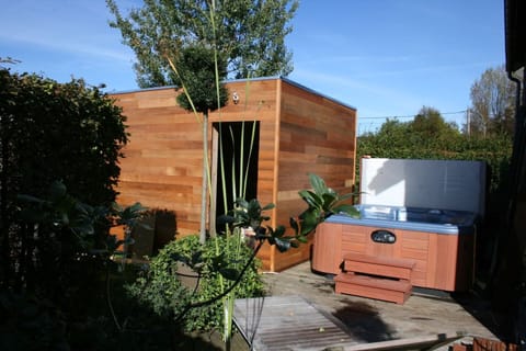 Outdoor spa tub