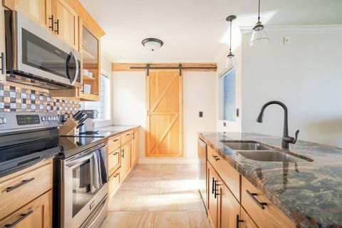 Granite counters, sharp knives, and a fully equipped kitchen — ready for your next culinary creation.