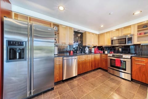 Cook & Dine with Ease – A fully stocked modern kitchen with stainless steel appliances, quartz countertops, and everything you need for home-cooked meals.