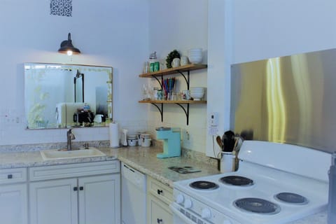 Mr. Coffee and a Keurig and coffee pods are provided